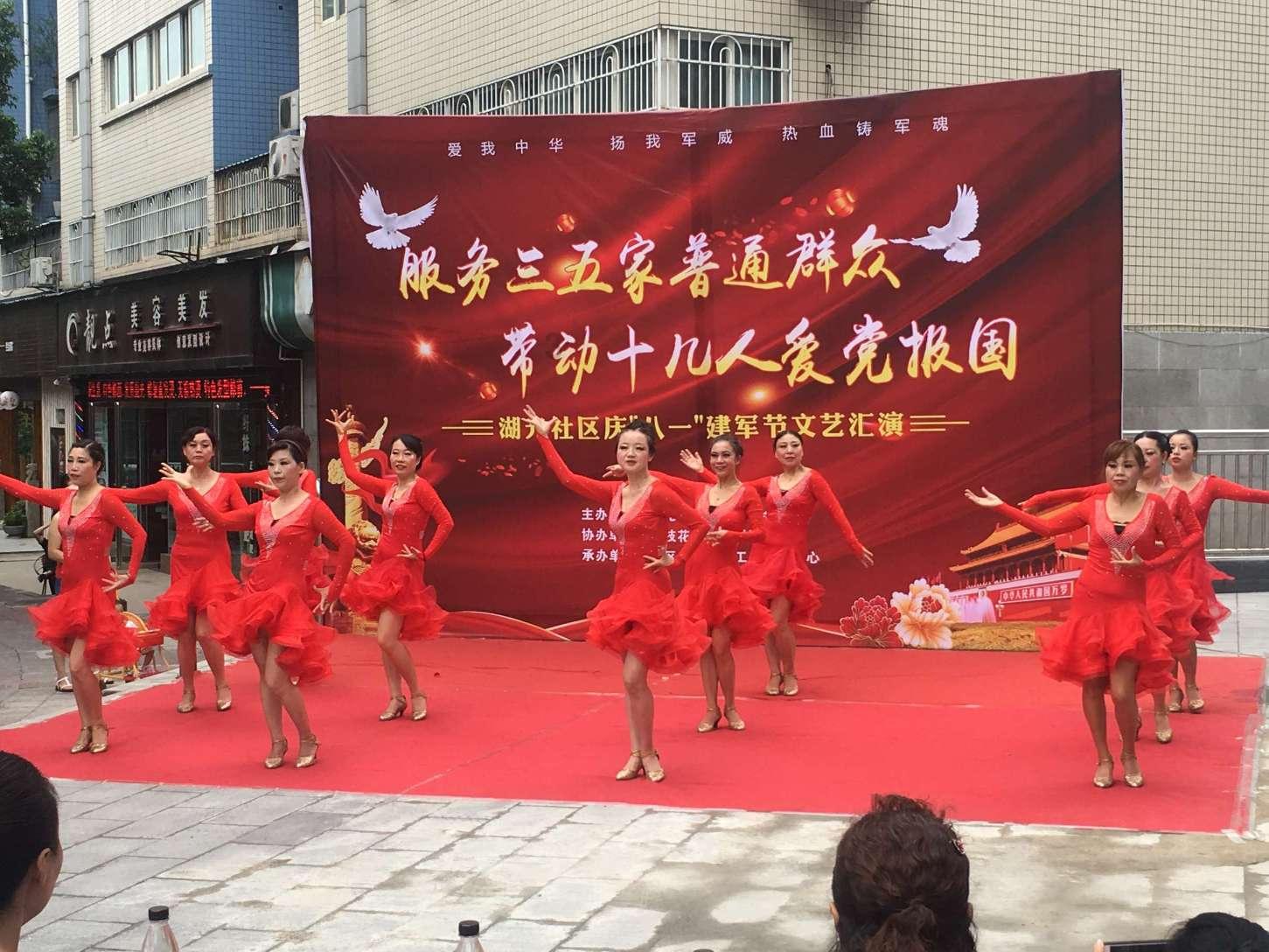 无限翻滚小球